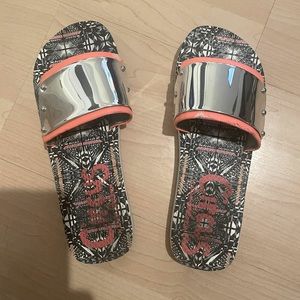 Sam Edelman silver flip flops fits a 7